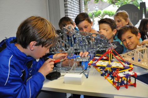 Die Schüler der Projekt-AG der Gesamtschule Uerdingen mit ihren selbstgebauten Brückenmodellen.