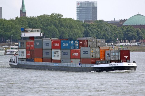 kleinhinterland_containertransport-per-binnenschiff_copyright_hhm-hasenpusch