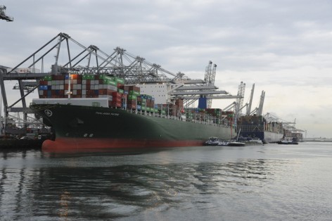 Rotterdam Amazonehaven 7 april 2014. Vier containerschepen bij de ECT Foto Ries van Wendel de Joode/wereldfotograaf.nl