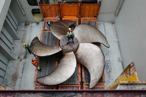 Verladung eines Schiffspropellers mit 9,2 Metern Durchmesser / Loading of a ship propeller with a diameter of 9.2 metres