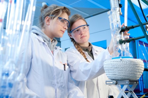 Chemieneugierige Schülerinnen im Currenta-Labor – getreu dem „Deine Zukunft – schau rein und mach mit“.