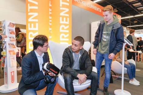 Unser Bild zeigt Jörg Michael (im Bild links), Leiter Currenta Personalgewinnung, der interessierten Schülern auf der Studien- und Ausbildungsplatzmesse Berufe live Köln den Umgang mit der neuen Virtual-Reality-Brille erklärt.