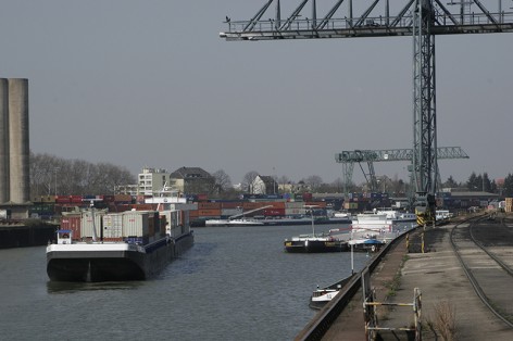 Nach der Haverie des Containerschiffes MS "Exelsior" bei Köln-Porz (Zündorf) am 26. März 2007 wurde aufgrund der Schifffahrtsperre zwischen Köln-Niehl und Köln-Godorf der Hafen in Köln-Niehl so richtig voll am nächsten Tag