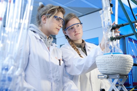 Die Chemie-Akademie-Teilnehmerinnen Vanessa Nikolaye und Sabrina Brunner (v.l.) führen einen Versuch mit Zucker durch.
