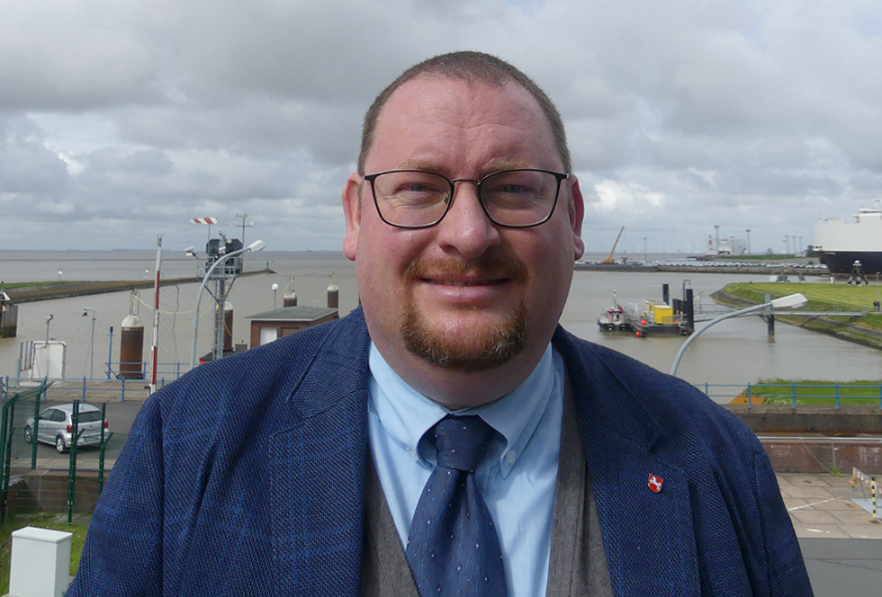 Neuer Hafenkapitän in Emden Hafenzeitung